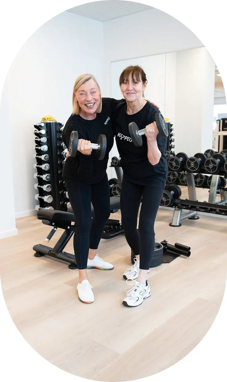 Zwei sportliche Frauen beim Krafttraining – Motivation und Engagement im Rahmen von Karriere und Praktikum in der Physiotherapie.