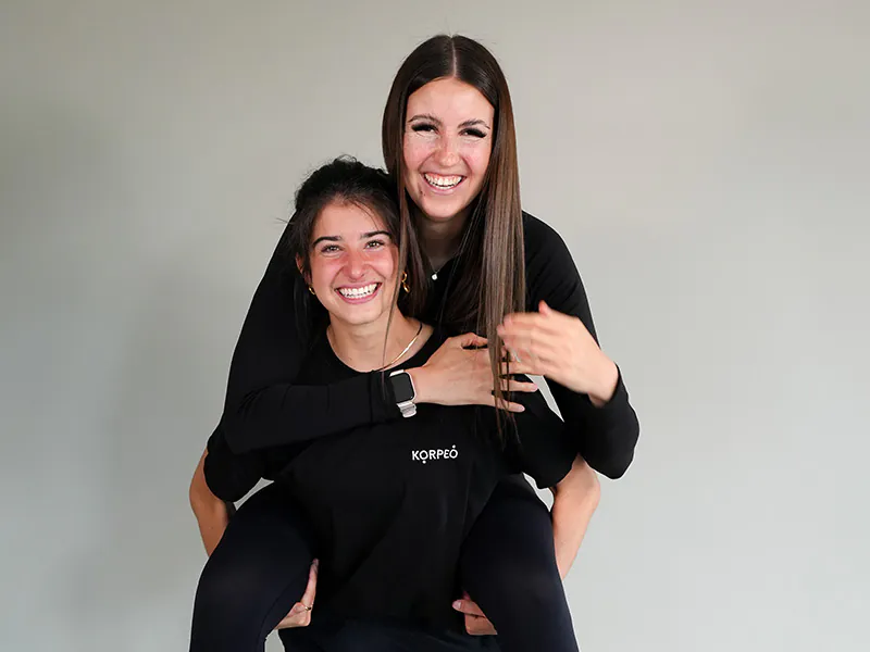 Glückliche Trainerinnen in schwarzen T-Shirts